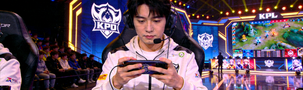 KPL王者荣耀职业联赛比赛现场，选手专注操作
