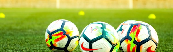 意甲联赛中球员带球突破防守的紧张场面