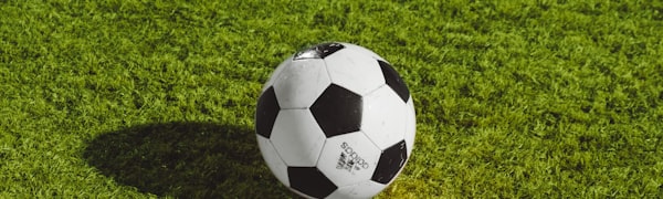 绿茵场上足球运动员激烈拼抢的瞬间特写